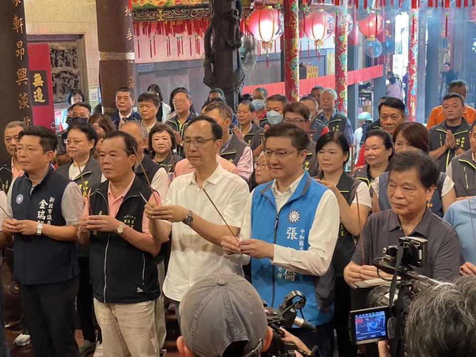 朱立倫陪同新北市立委參選人張智倫到廣濟宮上香祈福。   圖：國民黨/提供