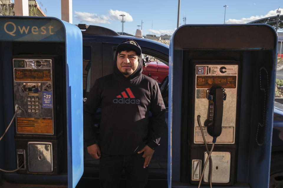 El taxista Edgar Monzón, originario de Guatemala, junto a su camioneta en El Paso, Texas, el martes 13 de diciembre de 2022. (Paul Ratje/The New York Times)