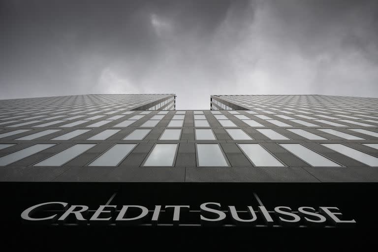 Archivo - Nubes grises cubren el cielo sobre un edificio del banco Credit Suisse en Zúrich, Suiza, el 21 de febrero de 2022. (Ennio Leanza/Keystone vía AP, Archivo)