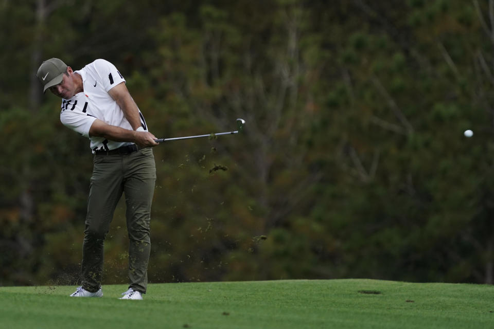 El británico Paul Casey tira en el quinto hoyo de la primera ronda del Masters de Augusta el jueves 12 de noviembre del 2020. (AP Photo/Charlie Riedel)