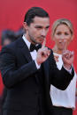 Shia LaBeouf, elegantissimo con il suo completo nero e i capelli impomatati all'inverosimile...