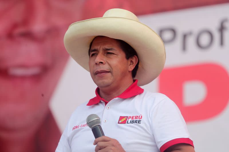 FOTO DE ARCHIVO. El candidato presidencial socialista de Perú, Pedro Castillo, que se enfrentará a la candidata derechista Keiko Fujimori en una segunda vuelta el 6 de junio, se dirige a sus partidarios en un mitin en Lima, Perú