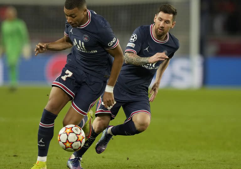 Kylian Mbappé del PSG, a la izquierda, y Lionel Messi del PSG corren con el balón durante el partido de fútbol del grupo A de la Liga de Campeones entre el Paris Saint Germain y el RB Leipzig en el estadio Parc des Princes en París, el martes, 10 de octubre. 19 de octubre de 2021