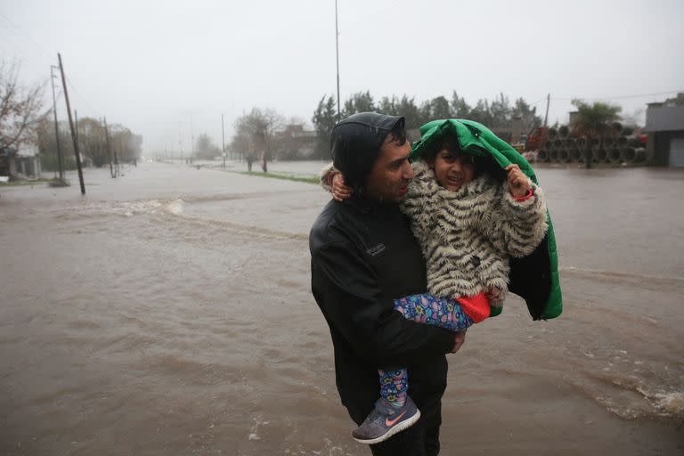 Vecinos de Villa Elvira, en Calle 13 y 95, en La Plata, abandonan sus casas por el temporal 