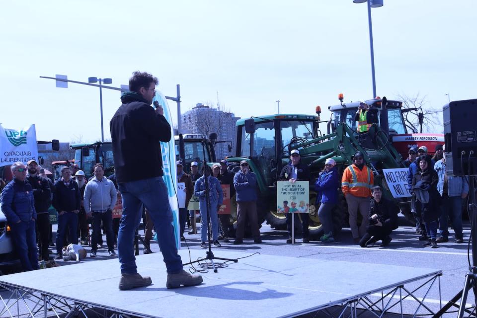 Around 60 protesters gathered on the road near the Casino du Lac-Leamy to hear speeches from farming representatives.