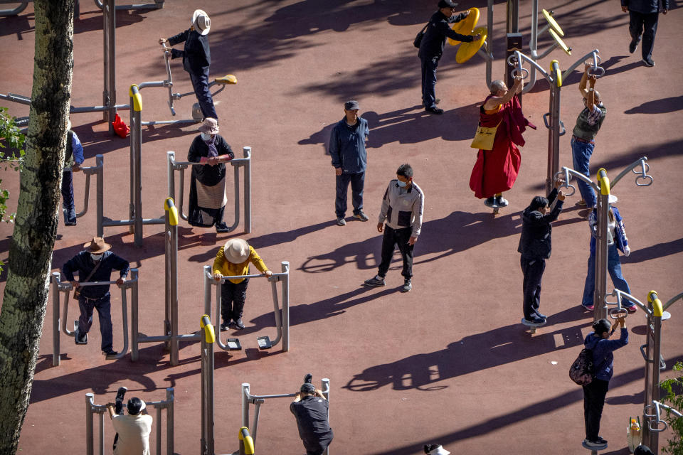 Decenas de personas hacen sus ejercicios diarios en un parque público de Lhasa, capital de la Región Autónoma del Tíbet, en la mañana del 1ro de junio del 2021. (AP Photo/Mark Schiefelbein)