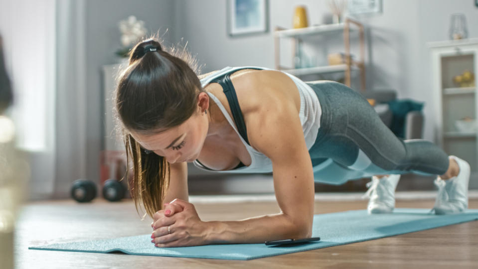 Planks sind eine einfache Übung, die ihr in den Alltag einbauen könnt. - Copyright: Gorodenkoff/Shutterstock