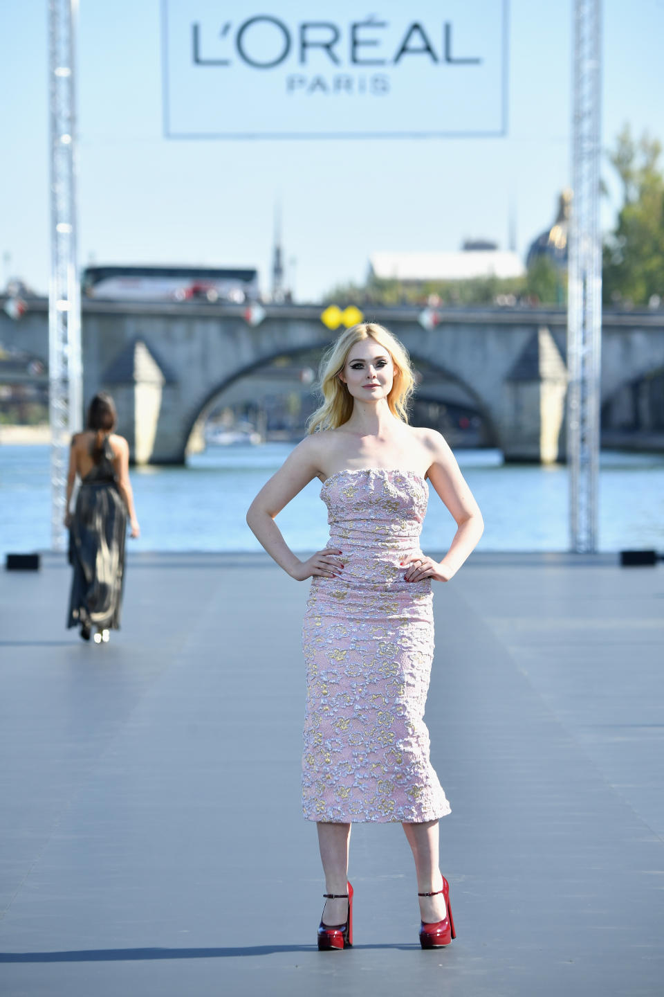 <p>Elle Fanning präsentierte ein trägerloses Kleid in Pastellfarben der Marke Miu Miu. Besonderer Hingucker des Outfits: die knallroten Riemchen-Pumps der US-Schauspielerin. (Bild: Getty Images) </p>