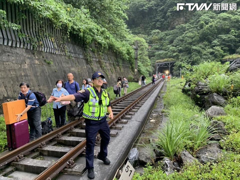 台鐵229次EMU3000型新自強號昨（21）日下午4點50分發生出軌意外，該起事件也造成司機員手部骨折和8名乘客受傷。（圖／翻攝畫面）