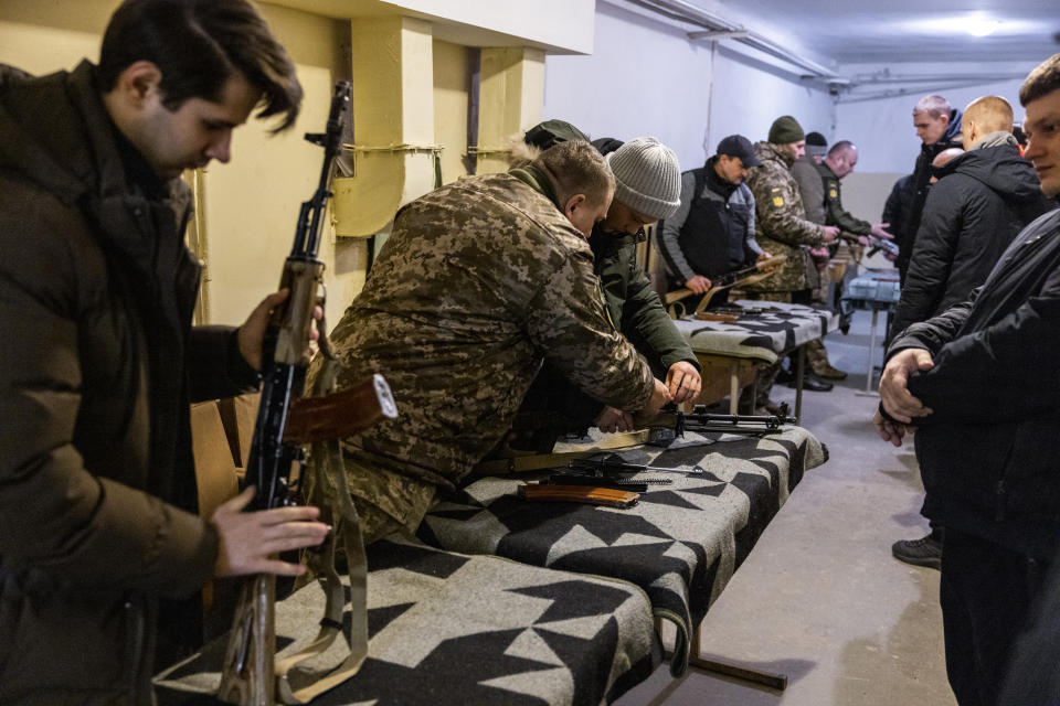 Hombres reclutándose a las Fuerzas de Defensa Territorial de Ucrania en una escuela de Leópolis, el viernes 4 de marzo de 2022. (Ivor Prickett/The New York Times)
