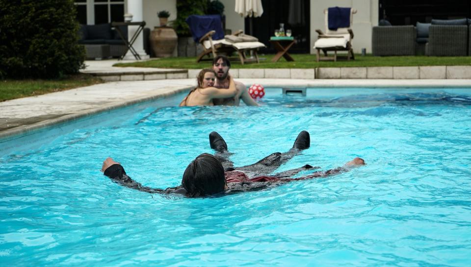 Die Leiche des Flugreisenden Asis Berhan (Neil Malik Abdullah) ist aus großer Höhe aus einem Flieger gefallen. Welch ein Schock für die zwei (Kristin Hansen, Daniel Schütter), die eben noch vergnügt im Pool planschten. Der Leichenfund im Falke-"Tatort: Zorn Gottes" (2016) gehört fraglos zu den außergewöhnlichsten in der Geschichte der Reihe. (Bild: NDR / Marion von der Mehden)