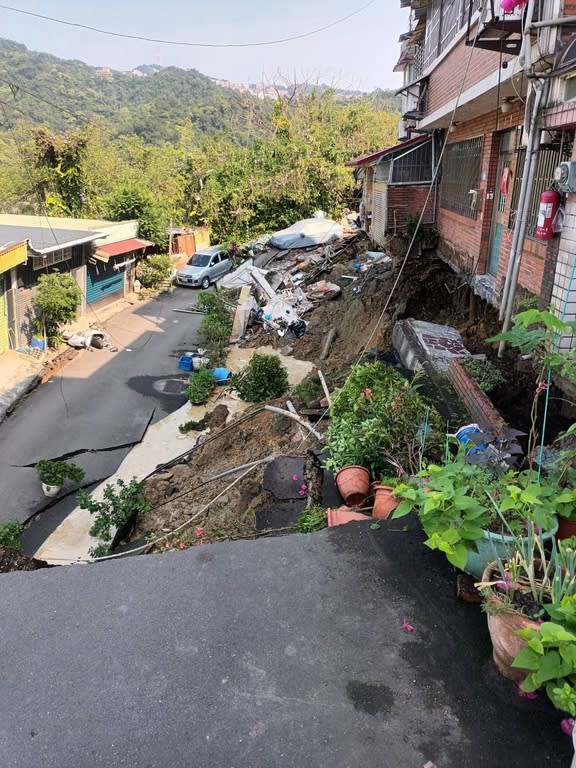 《圖說》新店安泰路6O巷9O弄住宅門前，因地震造成邊坡坍塌地基掏空，<a class="link " href="https://tw.news.yahoo.com/tag/新北市政府" data-i13n="sec:content-canvas;subsec:anchor_text;elm:context_link" data-ylk="slk:新北市政府;sec:content-canvas;subsec:anchor_text;elm:context_link;itc:0">新北市政府</a>除安置住戶之外並進行緊急救災中。〈<a class="link " href="https://tw.news.yahoo.com/tag/工務局" data-i13n="sec:content-canvas;subsec:anchor_text;elm:context_link" data-ylk="slk:工務局;sec:content-canvas;subsec:anchor_text;elm:context_link;itc:0">工務局</a>提供〉