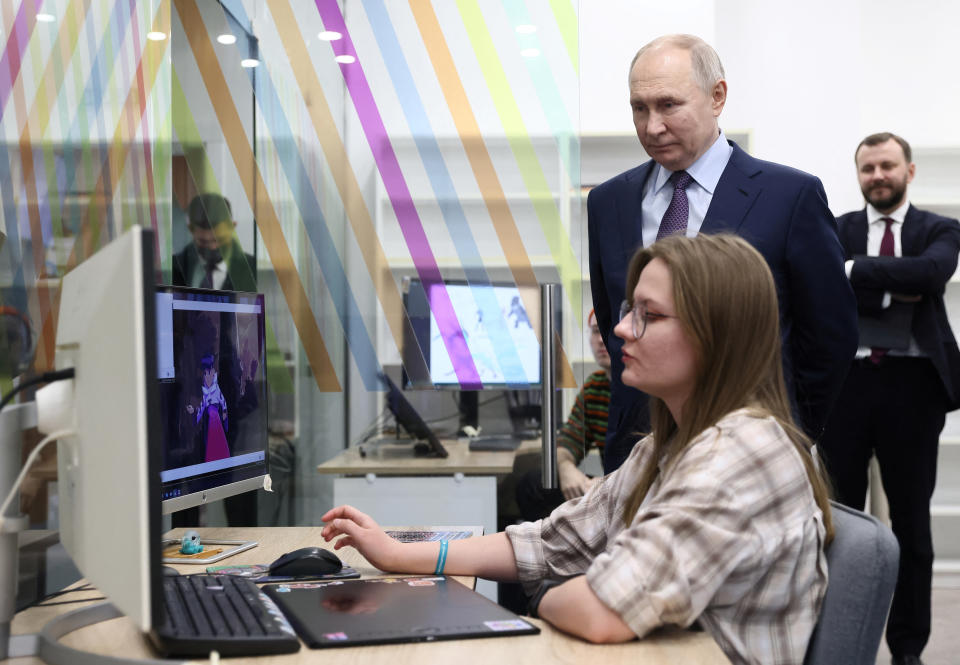 El presidente ruso, Vladímir Putin, visita el estudio de animación Mechtalet en la ciudad de Jabárovsk, en el extremo oriental de Rusia, el 11 de enero de 2024.  (Sputnik/Alexander Ryumin/Kremlin vía Reuters. Imagen proporcionada por terceros) 