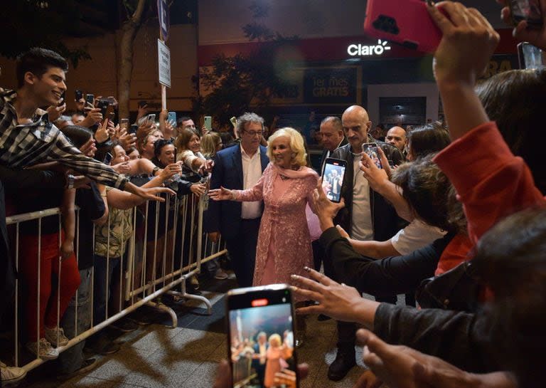 Todos quieren saludarla: Mirtha Legrand disfruta del ritual de cada verano donde el contacto con el público la energiza