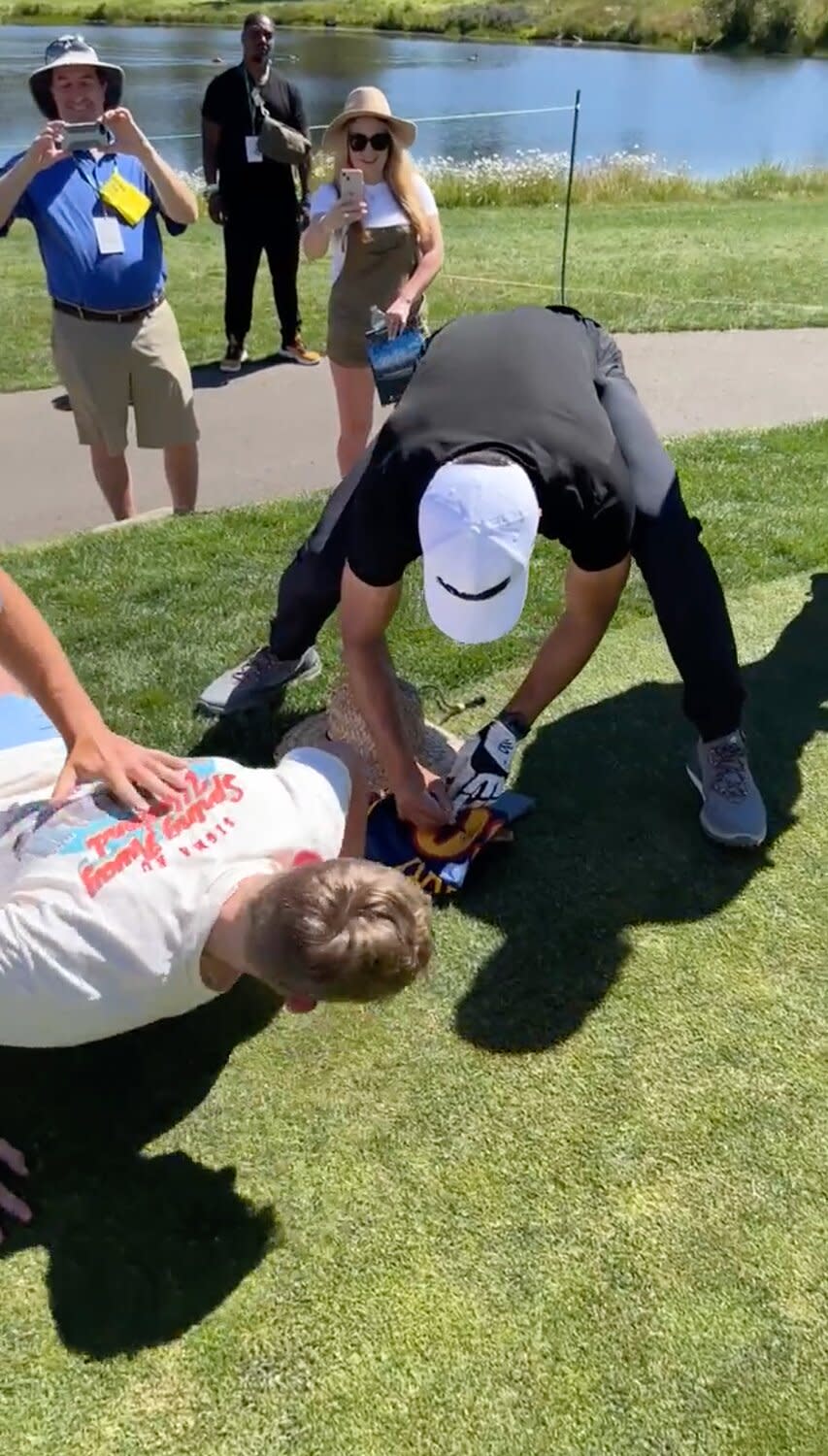 Steph Curry Gets Fan to do 30 Pushups for his Autograph