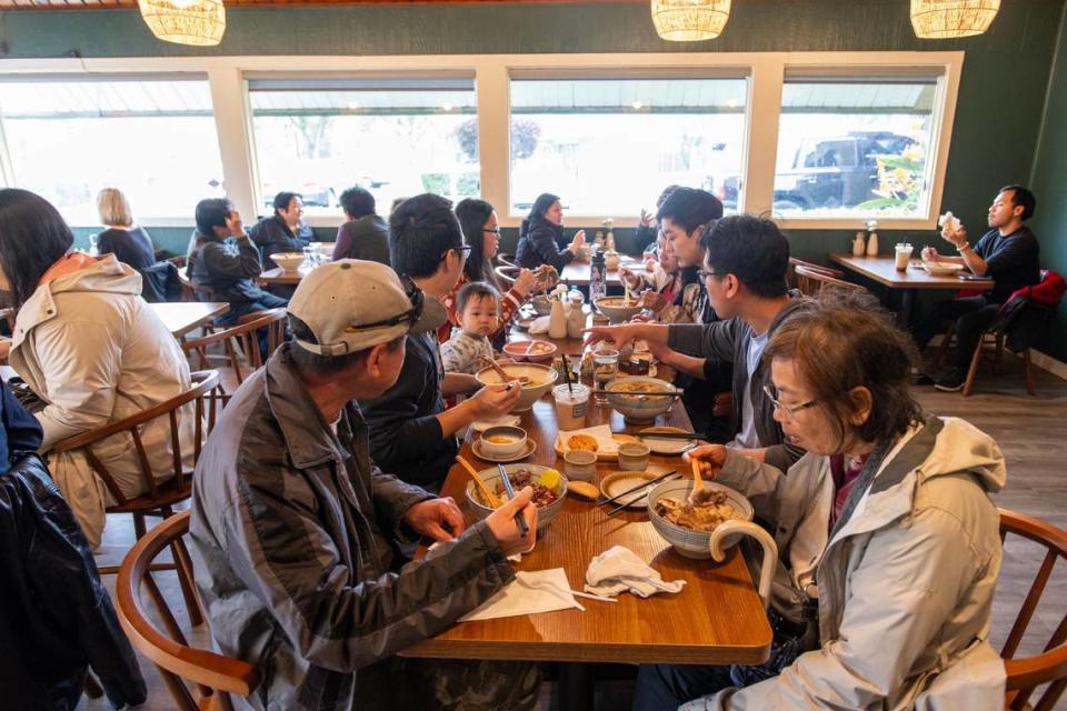 Tras iniciar operaciones en abril, el restaurante Engawa Fusion se está abriendo camino gracias a las recomendaciones de boca a boca y a una activa página de Instagram. Sirve comida japonesa de fusión en su local del 7301 Stockton Boulevard, en el sur de Sacramento. Imagen del sábado 4 de mayo de 2024.