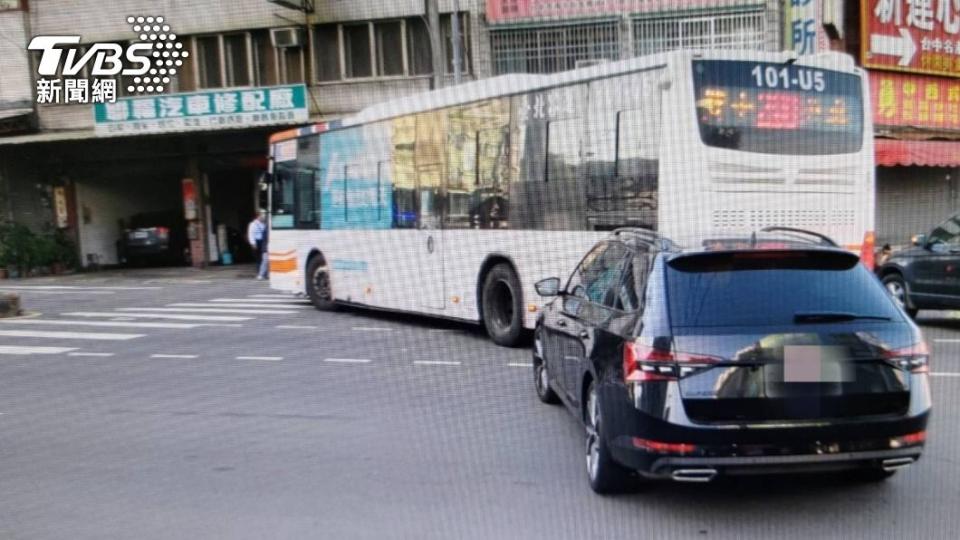 後方小客車再追撞公車。（圖／TVBS）