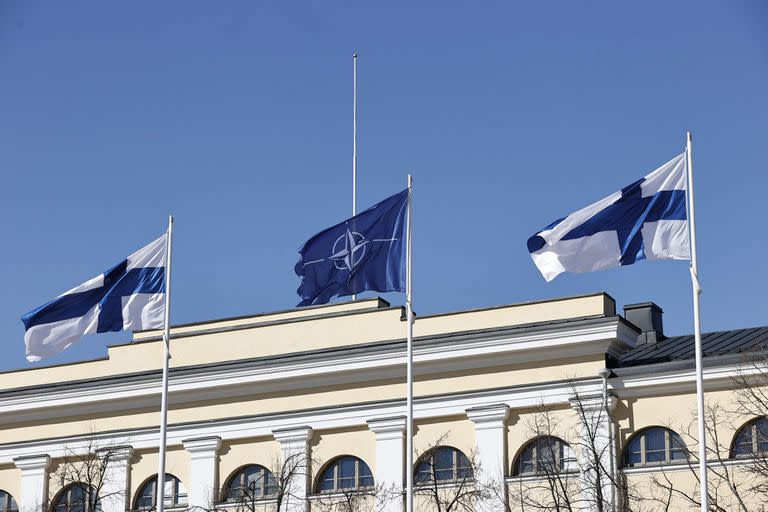 Las banderas finlandesa y de la OTAN ondean en el patio del Ministerio de Asuntos Exteriores en Helsinki, Finlandia, antes de la adhesión a la Organización del Tratado del Atlántico Norte (OTAN) el 4 de abril de 2023. 