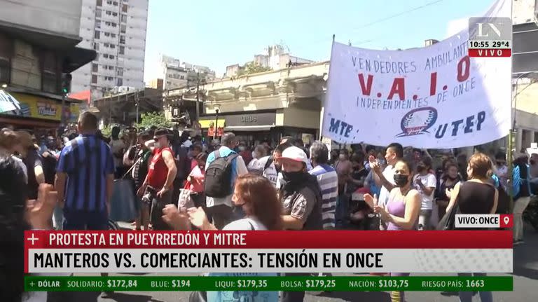 Vendedores ambulantes cortaron la avenida Pueyrredón en protesta contra comerciantes y vecinos