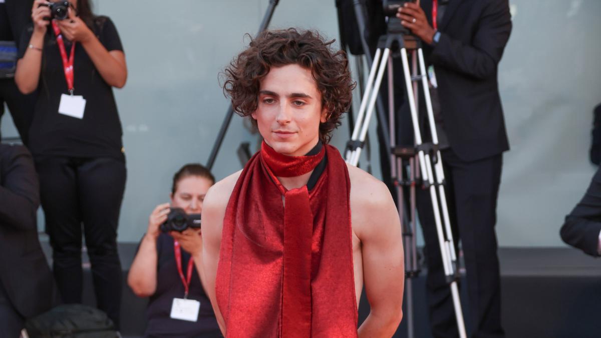 Timothée Chalamet enfile une combinaison rouge dos nu pour le troisième jour de la Mostra de Venise