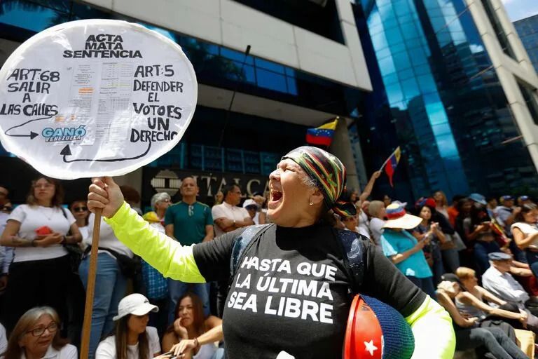 Una mujer grita consignas durante una manifestación convocada por la oposición en Caracas el 28 de agosto de 2024