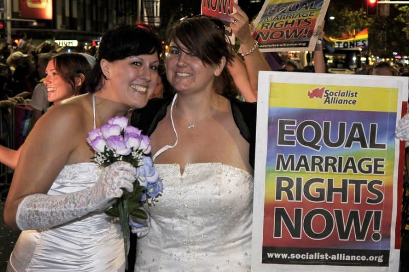 2011年3月，兩名女性穿上婚紗參與雪梨的同志大遊行，表達對同婚合法化的支持（AP）