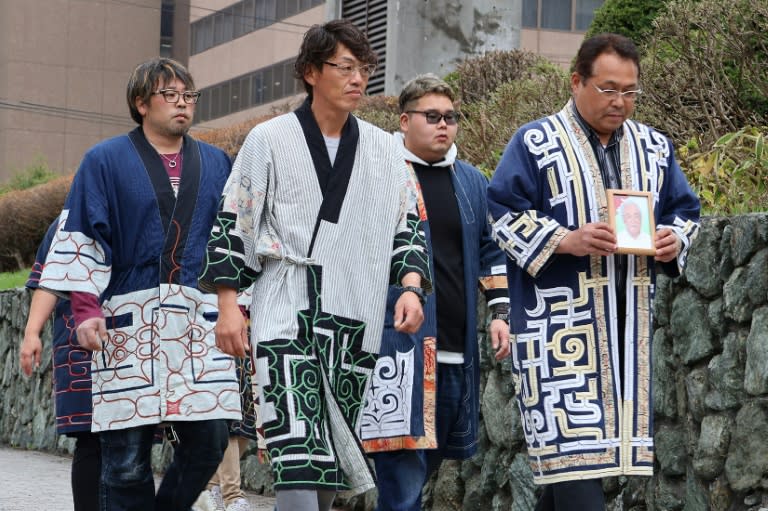 Los demandantes se dirigen al Tribunal de Distrito de Sapporo, en Japón, para conocer la sentencia sobre su reclamación del derecho del pueblo ainu a pescar salmón más libremente en los ríos, el 18 de abril de 2024 (Str)