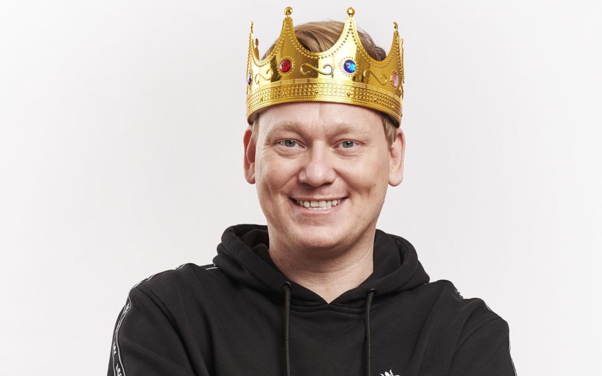 Mit "Täglich frisch geröstet" ging es bei RTL nicht weiter. Dafür bekommt Jens "Knossi" Knossalla nun seine eigene Gameshow auf Joyn. (Bild: King Entertainment GmbH)