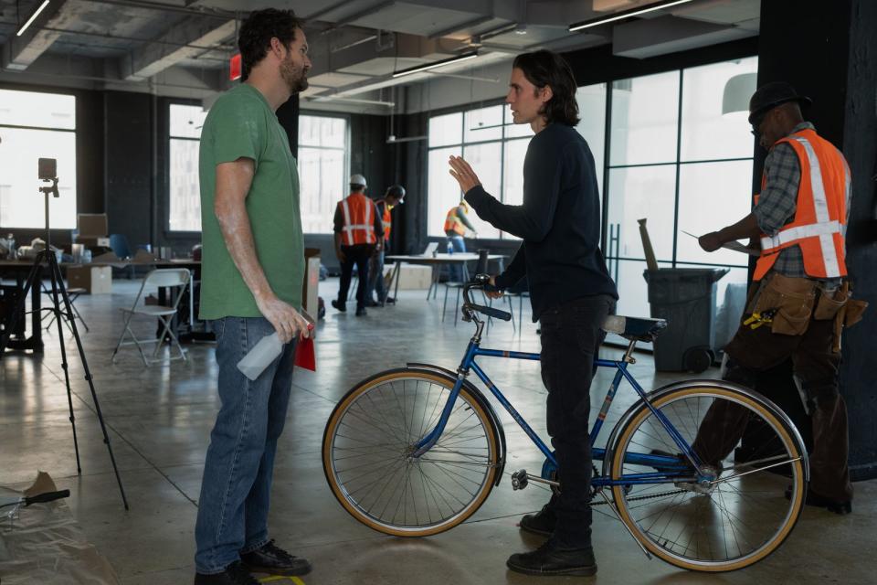 Miguel (Kyle Marvin, links) und Adam (Jared Leto) leben ihren Traum mit ihrem eigenen Unternehmen WeWork. (Bild: Apple)