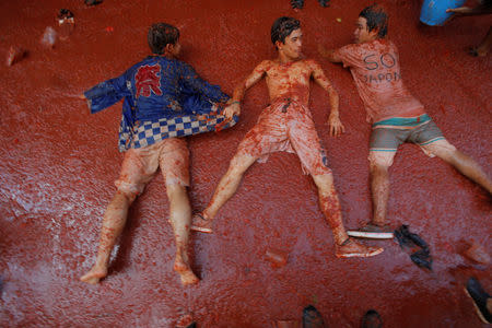 Revellers play with tomato pulp during the annual "Tomatina" festival in Bunol, near Valencia, Spain, August 29, 2018. REUTERS/Heino Kalis