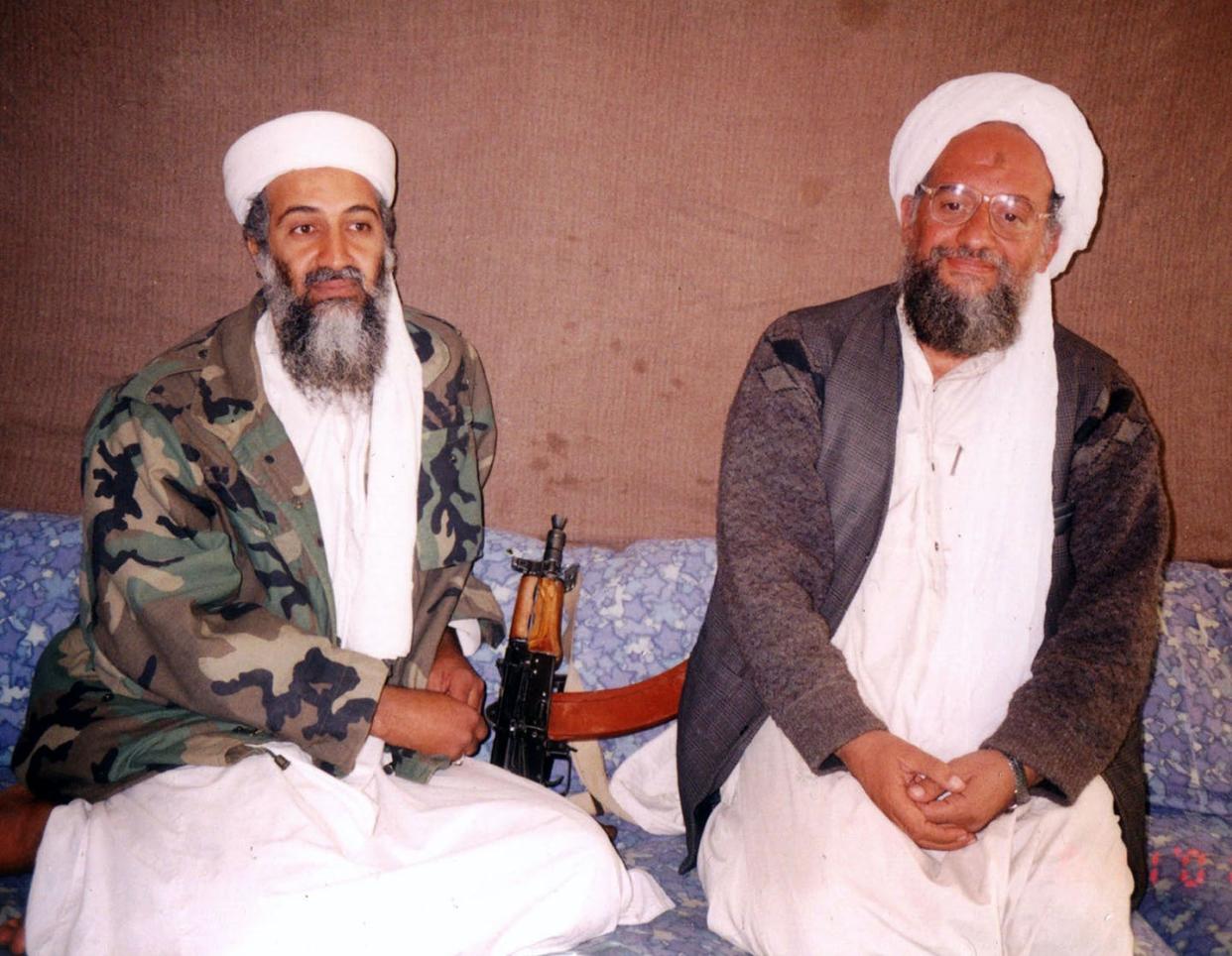 ¿Quién sustituirá al hombre que sustituyó a Bin Laden? <a href="https://www.gettyimages.com/detail/news-photo/osama-bin-laden-sits-with-his-adviser-ayman-al-zawahiri-an-news-photo/681898?adppopup=true" rel="nofollow noopener" target="_blank" data-ylk="slk:Visual News / Getty Images;elm:context_link;itc:0;sec:content-canvas" class="link ">Visual News / Getty Images</a>