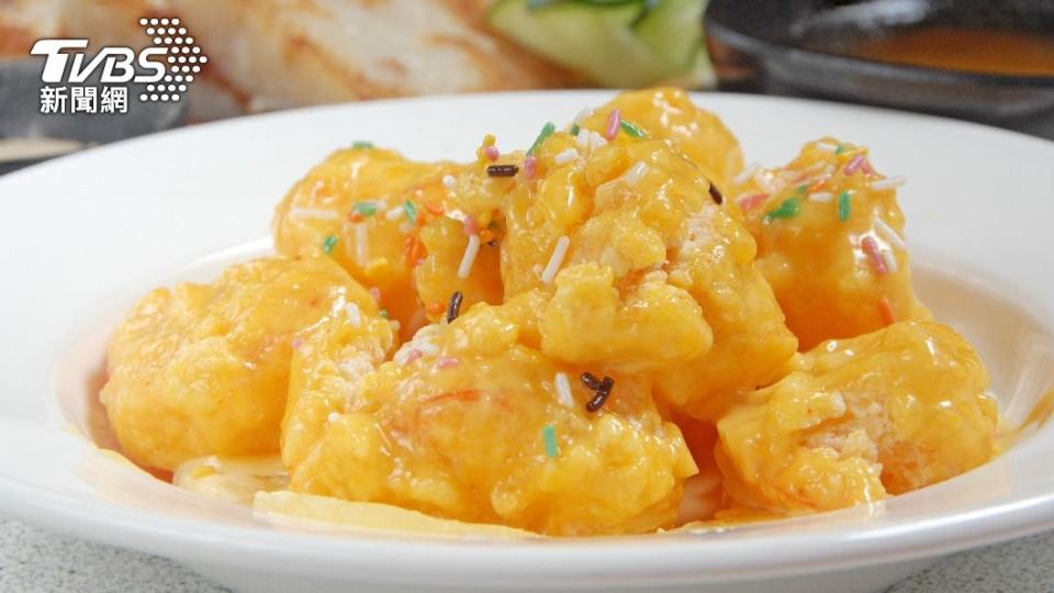 絕大多數的網友都點名「鳳梨蝦球」，認為它是台灣獨創的料理。（示意圖／shutterstock達志影像）