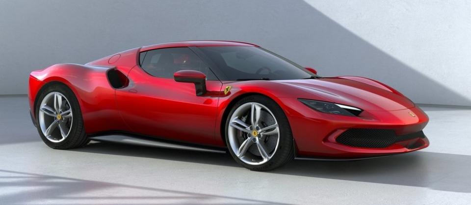 En attendant un SUV et un modèle 100 % électrique, la Ferrari 296 GTB est la première hybride rechargeable de la marque au cheval cabré.
