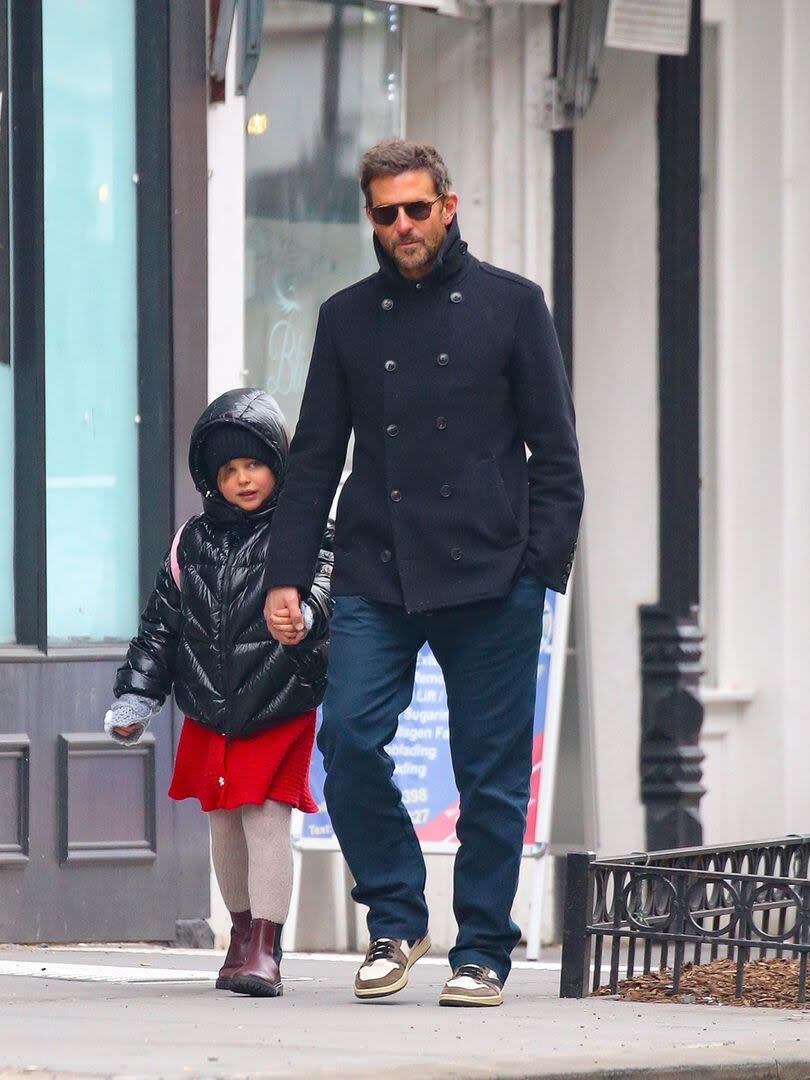 Lea, quien hizo su debut en la pantalla grande en la última película de su padre, Maestro, se mostró muy sonriente y feliz de caminar junto a su padre hacia su colegio