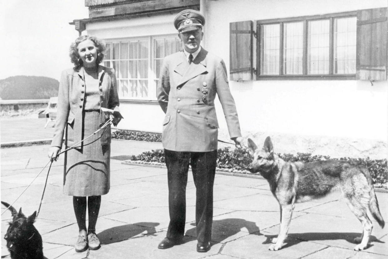 Eva Braun et Adolf Hitler au Berghof.  - Credit:o.Ang. / Bundesarchiv