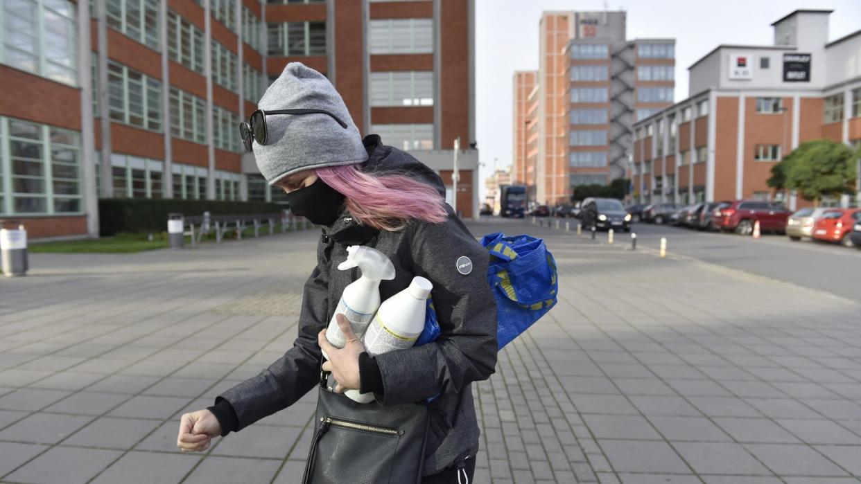 Angesichts sprunghaft steigender Corona-Zahlen greift Tschechien zu drastischen Maßnahmen, die einem landesweiten Lockdown gleichkommen.