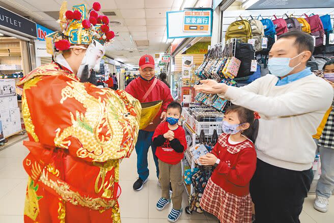 台股15日開紅盤，分析師預期上漲機率高。圖為大年初五傳統開工日，商家請來傳統舞獅跳加官。（郭吉銓攝）