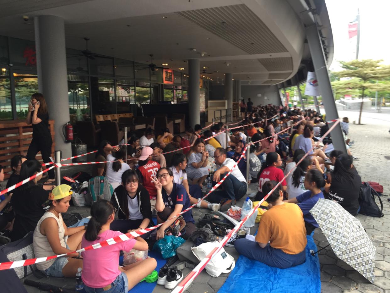 Fans of K-pop group BTS queueing for concert tickets at Kallang Wave Mall on 26 October. (Photo: Teng Yong Ping/Yahoo Lifestyle Singapore)