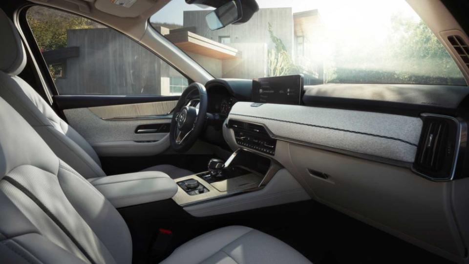 CX-90在內裝方面仍然承襲該品牌一貫的日式優雅氣息， 用上皮革、木材、鋁合金等材質。(圖片來源/ Mazda)