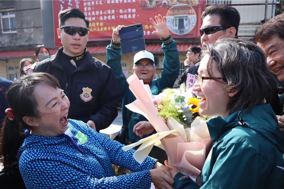 民進黨副總統候選人蕭美琴6日前往新豐鳳蓮宮造勢，熱情民眾獻花表達歡迎。（邱立雅攝）