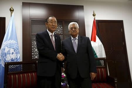 Palestinian President Mahmoud Abbas (R) shakes hands with U.N. Secretary-General Ban Ki-moon before their meeting in the West Bank city of Ramallah October 21, 2015. REUTERS/Alaa Badarneh/Pool