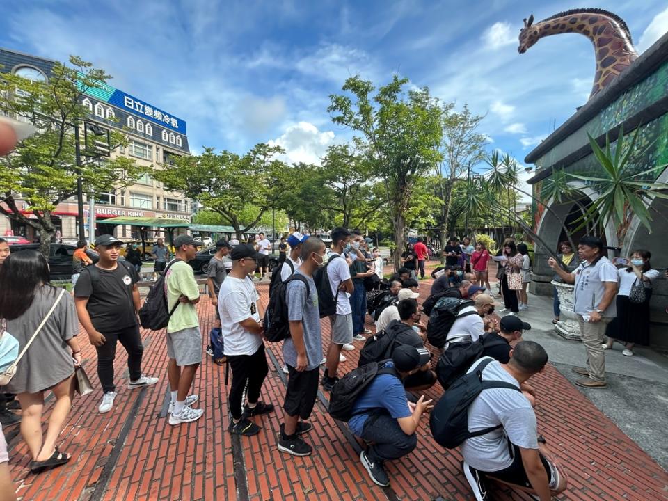 《圖說》宜蘭軍人服務站長尹華忠今天連趕三場歡送役男入營。〈宜蘭軍服站提供〉