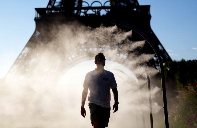 Fans walking through mists of water at the Eiffel Tower