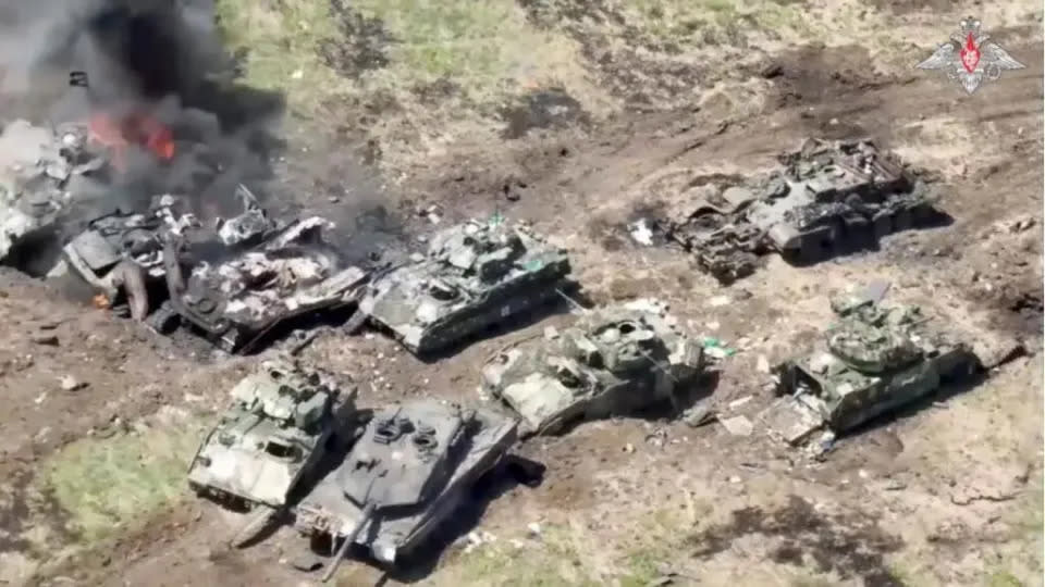 俄軍在阿夫迪夫卡損傷慘重，多輛坦克和裝甲車被摧毀，俄軍第 90 坦克師傷亡超過 2,000 人。烏軍同樣也損失慘重。   圖：翻攝自牲產隊2022
