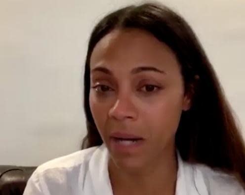 柔伊莎達娜在Instagram直播中哭著道歉，當年不該接演妮娜西蒙的傳記電影。（翻攝自BESE官方Instagram）