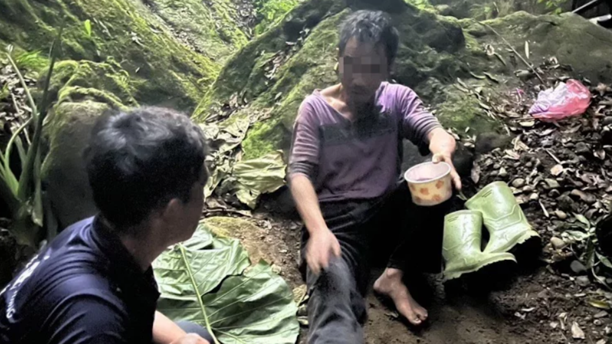  Taiwanese hiker trapped in ravine for 10 days alerts rescuers using water pipes. 