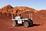 <p>Además de los astronautas, en la misión participan otros ingenieros y especialistas que trabajan con un dron y un rover para entrenar la navegación sin GPS. (Foto: Jack Guez / AFP / Getty Images).</p> 