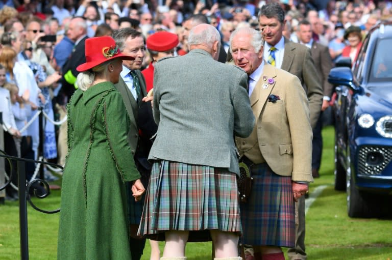 Charles III. hat erstmals als britischer Monarch an den Highland Games im schottischen Braemar teilgenommen. Der 74-Jährige zeigte sich beim "Braemar Gathering" in der Nähe seiner Residenz Balmoral im Nordosten Schottlands traditionell im Schottenrock. (ANDY BUCHANAN)