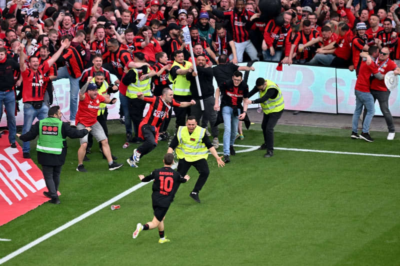 Leverkusen's Florian Wirtz celebrates scoring his side'sfourth goal during the German Bundesliga soccer match between Bayer 04 Leverkusen and SV Werder Bremen at BayArena. David Inderlied/dpa