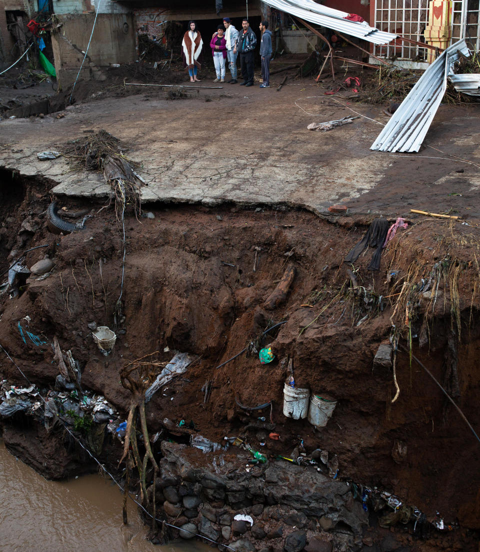 <p>PERIBÁN (MÉXICO), 24/09/2018.- Vista general de los daños causados por las fuertes corrientes de agua, lodo y piedras hoy, lunes 24 de septiembre de 2018, tras el desbordamiento del río Cutio por las intensas lluvias generadas por el Frente Frío Número 2, en la zona del cacerío del municipio de Peribán, del occidental estado mexicano de Michoacán (México). . EFE/Luis Enrique Granados </p>